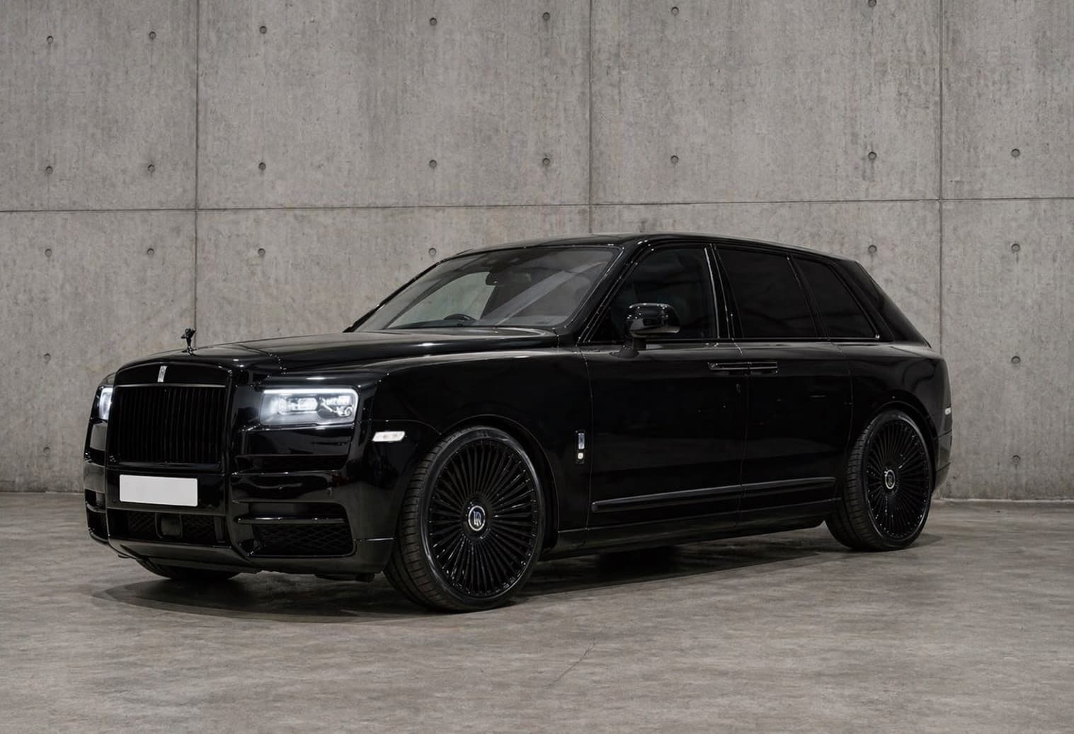 Rolls Royce Cullinan in black