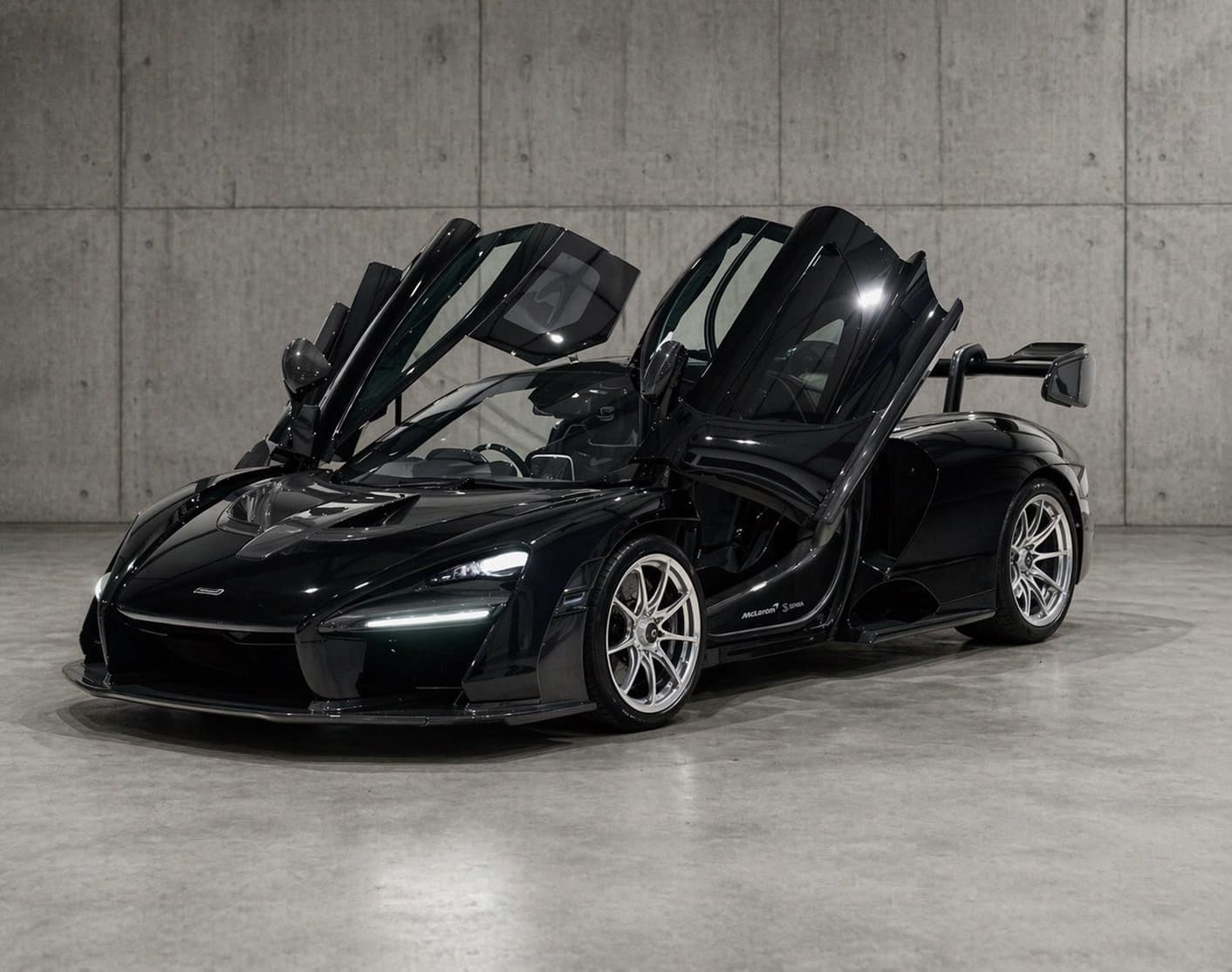 McLaren Senna in black